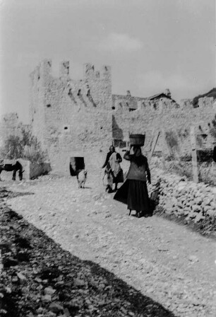 Ruine : Mauerreste eines Gebäudekomplexes.