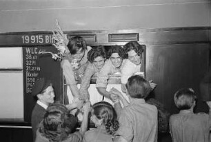 Abreise der sowjetischen Delegation vom Ostbahnhof Berlin : Abschiedsszene auf dem Ostbahnhof