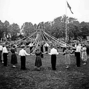 Landjugend Bad Oldesloe: Erntedankfest: Exer: Mitglieder bei Bändertanz unter Erntekrone: Zuschauer: Fahnenmast mit Fahne, 6. Oktober 1957