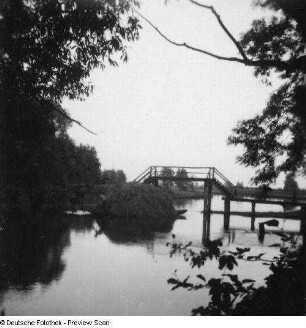 Spreewaldlandschaft mit Fließ, Brücke und Lastkahn