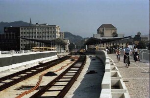 Freiburg i. Br.: Straßenbahnschienen auf der neuen Bahnhofsbrücke