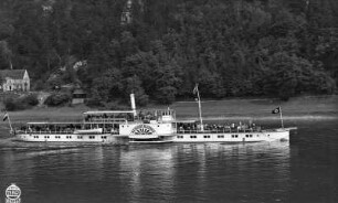 Elbdampfer im sächsischen Elbtal. Personen-Seitenraddampfer "Kurort Rathen" (1911, Werft Laubegast). Schrägansicht auf Fahrt bei Rathen
