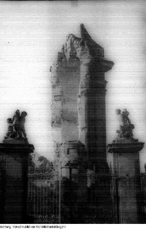 Dresden, Ruine der Frauenkirche. Gedenken der Toten der Bombennacht, 1947