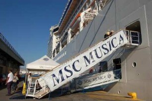 Kreuzfahrtschiff "Musica" : Gangway des italienischen Kreuzfahrtschiffes "Musica" im griechischen Hafen Piräus, aufgenommen 2006