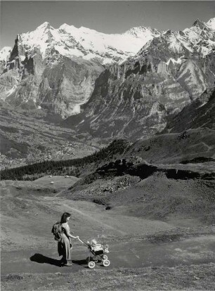 Junge Mutter auf dem Wanderweg vom Männlichen zur kleinen Scheidegg
