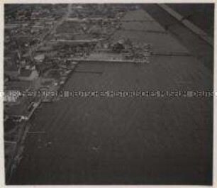 Wehrmachtssoldaten, Blick über Griechenland, Hafen von Thessaloniki mit den von Junkers Ju Stukas bombardierten Gasbehältern