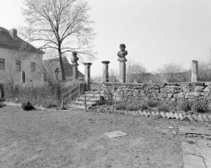 Dohna-Röhrsdorf, Hauptstraße 3 . Schloß. Freiterrasse mit Figurenbüsten auf Stelen (18. Jh.)