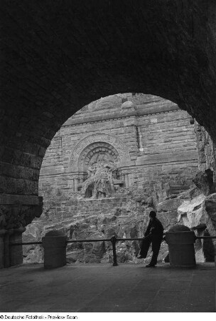 Blick durch einen Bogen auf das Kyffhäuserdenkmal mit Figur Friedrich I. (Barbarossa)