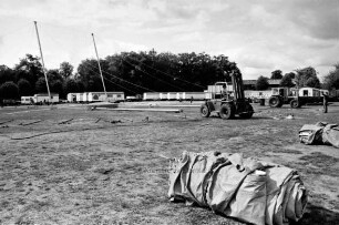 Exerzierplatz (Exer): Zirkus Giovanni Althoff: Mitarbeiter bauen das Zelt auf