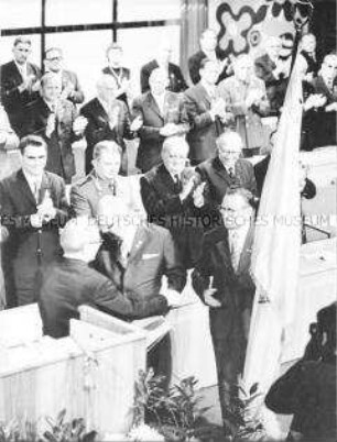 Gratulation durch Erich Honecker an Kurt Thieme zum 25jährigen Jubliläum der DSF in der Komischen Oper Berlin (Ost)