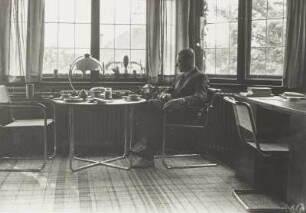 Erhart Kästner im Arbeitszimmer seiner Wohnung