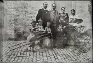 Johann Gottlieb Friedrich Rahn, Jan Herman Insinger, Charlotte Rahn (geb. Insinger) und Mariam Mansour Hanna Insinger, jeweils mit Kindern