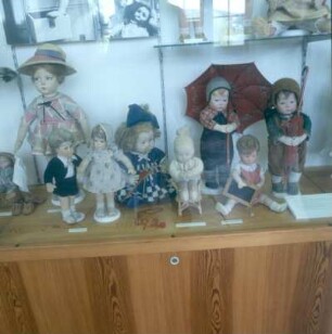 Sonneberg. Deutsches Spielzeugmuseum. Vitrine mit Puppen
