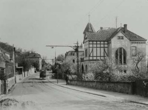 Wachwitz (Dresden-Wachwitz), Pillnitzer Landstraße 105. Gasthof "Königs Weinberg" (Wachwitzer Weinberg, 1. H. 18. Jh.). Straßenansicht mit eingleisiger Straßenbahnstrecke mit Triebwagen 537 (Baujahr 1906) und Ausleger-Fahrleitungsmast