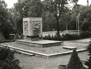 Annaberg-Buchholz. Alter Friedhof. Gedenkstein für die Helden der revolutionären Arbeiterklasse und die Opfer des antifaschistischen Widerstandskampfes. Betonquader mit 4 Reliefs und Spruchtafeln