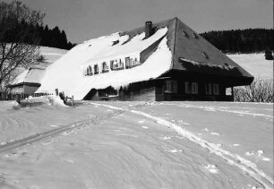 Todtnauberg: Schwarzwaldhaus im Schnee; von Büreten