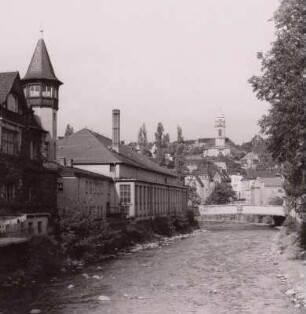 Aue. Blick über die Zwickauer Mulde auf die Schulbrücke und die Friedenskirche, links Kino (Abriss 1990)