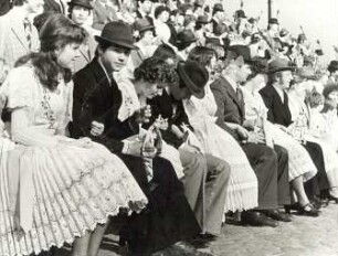 Fastnacht in Dissen : Gesellschaftliche Volkskultur - Frühling. Ort: Dešno / Dissen. Festzug während der 100. Fastnacht (Zapust) 1980
