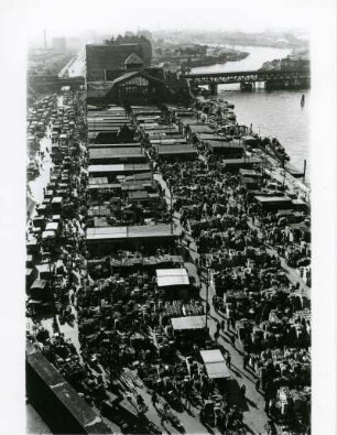 Hamburg-Hammerbrook. Deichtormarkt 1950. Noch sind die Deichtorhallen zerstört. Der Handel findet im Freien statt