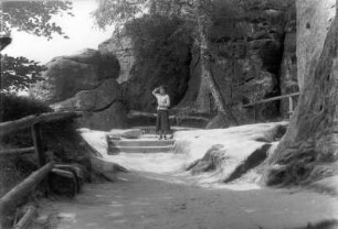 Bastei : Sächsische Schweiz. Bastei. Wanderin auf dem Weg vor dem Felsentor Neurathen