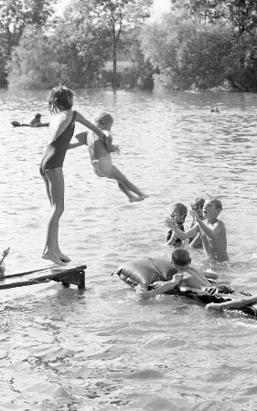 Badefreuden der Kinder am Fritschlach-See.