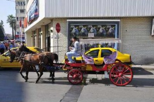 Izmir - Pferdekutsche : Eine offene Pferdekutsche fährt auf der Straße. Aufgenommen am 29. Juni 2010 in Izmir