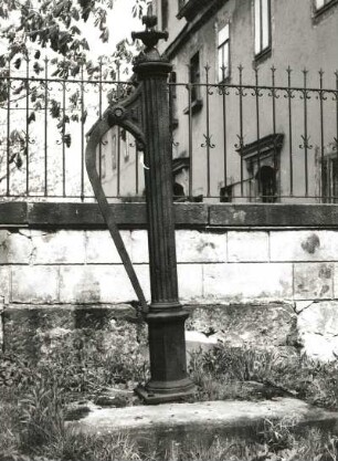 Cossebaude-Niederwartha, Weistropper Straße 4. Schwengelpumpe vom Dreiseithof