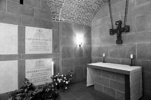Freiburg: Gruft mit Altar und Kreuz