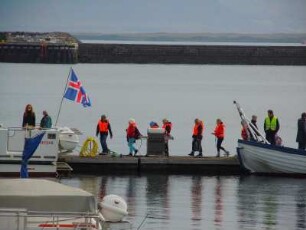 Reykjavik - Schulkinder mit Schwimmwesten : Schulkinder mit roten Schwimmwesten gehen im Alten Hafen über einen Anlegesteg. Aufgenommen am 30. Mai 2012 in Reykjavik