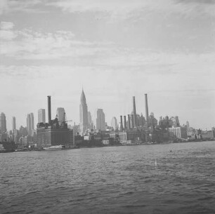 New York, Blick auf Manhattan mit Industrieanlagen und Chrysler Building