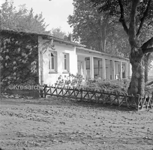 Jugendherberge: Bürgerpark: Umbau und Sanierung: davor Vorgarten mit Jägerzaun: hinten Bäume