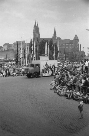 Meißen-Altstadt. Jubiläum "250 Jahre Meißner Porzellan". Festumzug. Blick zum Burgberg mit Albrechtsburg und Dom