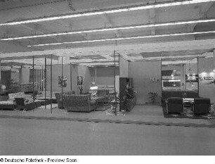 Anbauwand "Pascal" : Ausstellungskoje mit Wohnzimmermöbeln (1977; VEB Vereinigte Polstermöbelindustrie Oelsa-Rabenau) und Anbauwand