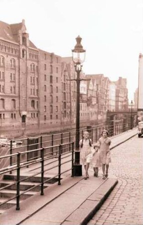 Hamburg: Fleet, Vordergrund drei Kinder