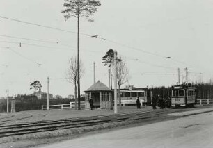 Triebwagen 959 : Straßenbahnhaltestelle Abzweig nach Hellerau mit hölzernem Wartehäuschen im Gleisdreieck. Ansicht mit Triebwagen 922 (Baujahr 1899) in Richtung Wölfnitz und Triebwagen 959 (Baujahr 1900) aus Richtung Hellerau