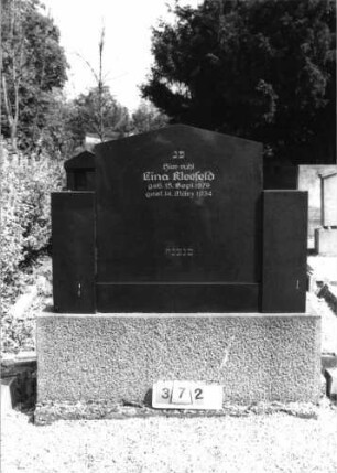 Grabstein 372 (Index: 99797255) Material: Granit Zustand: gut Maße HxBxT: 146x128x17 cm Beschreibung: Stele, 3/4hohe Seitenflügel, Sockel, giebelartiger Abschluß: Grabstein 372