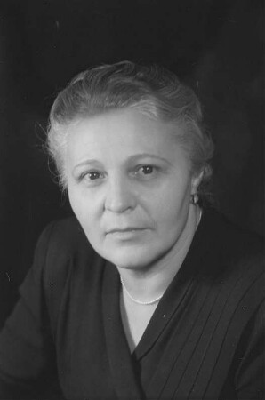 Porträtaufnahmen der Professorin Elisabeth Zaisser (1950-1952 Staatssekretärin im Ministerium für Volksbildung der DDR) im Zuge einer Reportage aus dem Ministerium für Volksbildung der DDR : Porträt von Elisabeth Zaisser