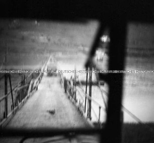 LKW auf einer Brücke über den Fluss Pruth, aus einem LKW heraus fotografiert