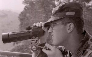 US-Hubschrauberpiloten an der innerdeutschen Grenze : US-Hubschrauberpiloten stehen am 3. Oktober 1988 an der innerdeutschen Grenze bei Phillipsthal