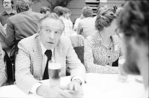 1979 Nobelpreisträgertagung Physik; Gruppen in der Sporthalle: Julian Schwinger