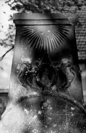 Mücka-Förstgen. Grabstein des Müllermeisters Johann Birke auf dem alten Friedhof an der Kirche