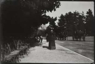 Louise Mayer im Bois de Boulogne