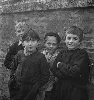 Vier Jungen in der Normandie (Aufnahme im Rahmen der Fotokampagne im besetzten Frankreich)