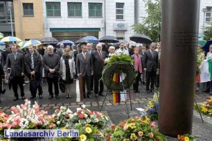 Kranzniederlegung zum Gedenken an Peter Fechter; Zimmerstraße 26
