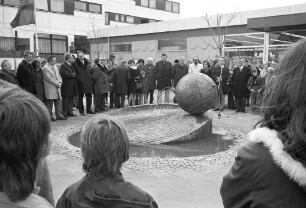 Übergabe des von der Karlsruher Bildhauerin Gudrun Schreiner geschaffenen Siemensbrunnens auf dem Elsässer Platz in Knielingen