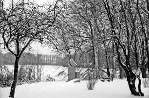 Ahrensböker Straße: Matthias-Claudius-Denkmal, dahinter Herrenteich im Winter