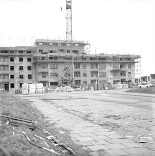 Fuchsberg / Im Hölk: Wohnblocks der Gemeinnützigen Wohnstätten Genossenschaft Bad Oldesloe: im Bau mit Gerüst: davor Baumaterial: hinten Mitte Baukran: vorn gepflasterter Gehweg, links verkrautete Wiese