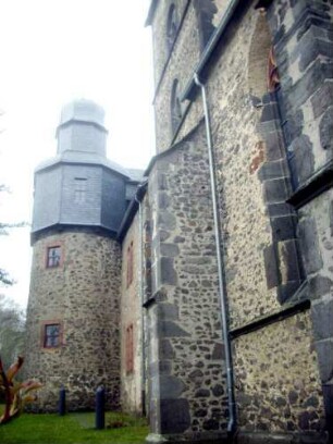 Langhaus (Neu erbaut Jahr 1598 im Renaissance-Stil) über Traufseite Süd von Osten mit achteckigen Treppenturm (zu Emporen im Langhaus)