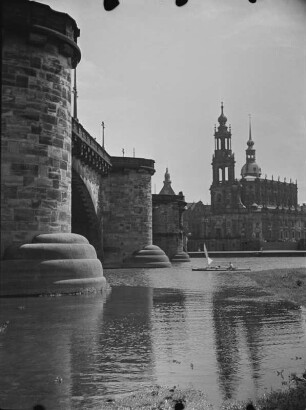 Dresden. Blick vom Neustädter Elbufer (Königsufer) auf die Altstadt mit Katholischer Hofkirche und Residenzschloss