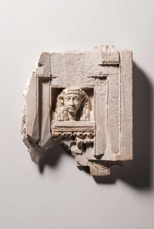 Elfenbeinrelief: "Frau am Fenster"